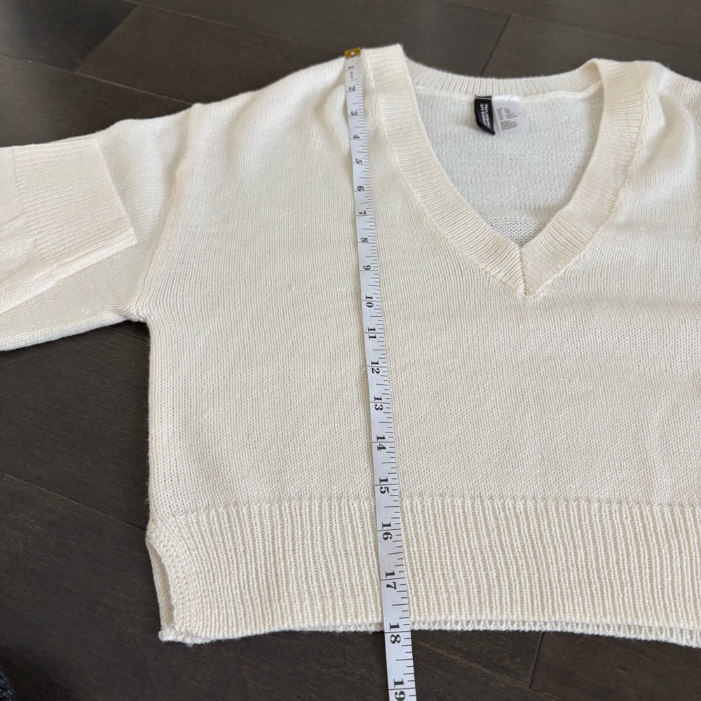 H&M Beige/White Long Sleeve Cropped Sweater V-Neck Size XXS Valentines Day - Picture 8 of 10